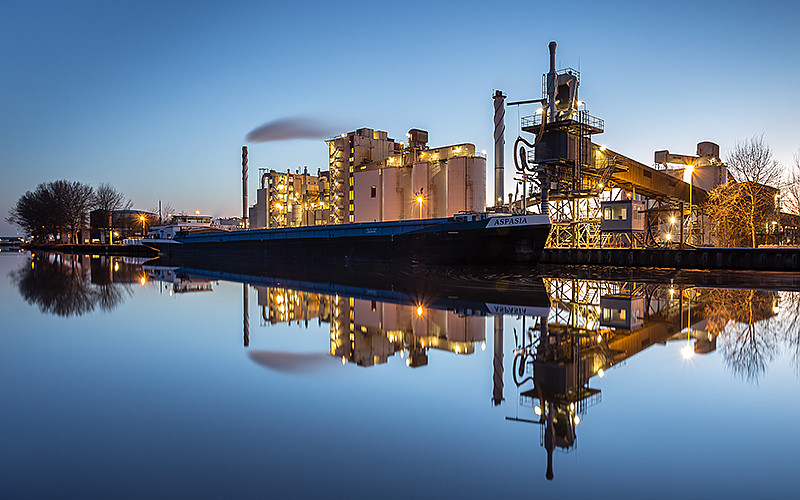 Fabriek Met Vrachtschip